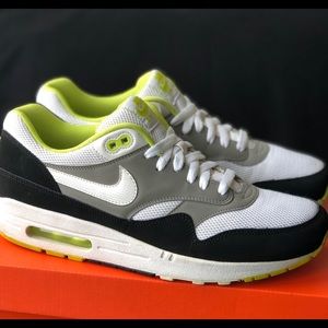Nike Air Max 1 Essential + “elite” style socks!